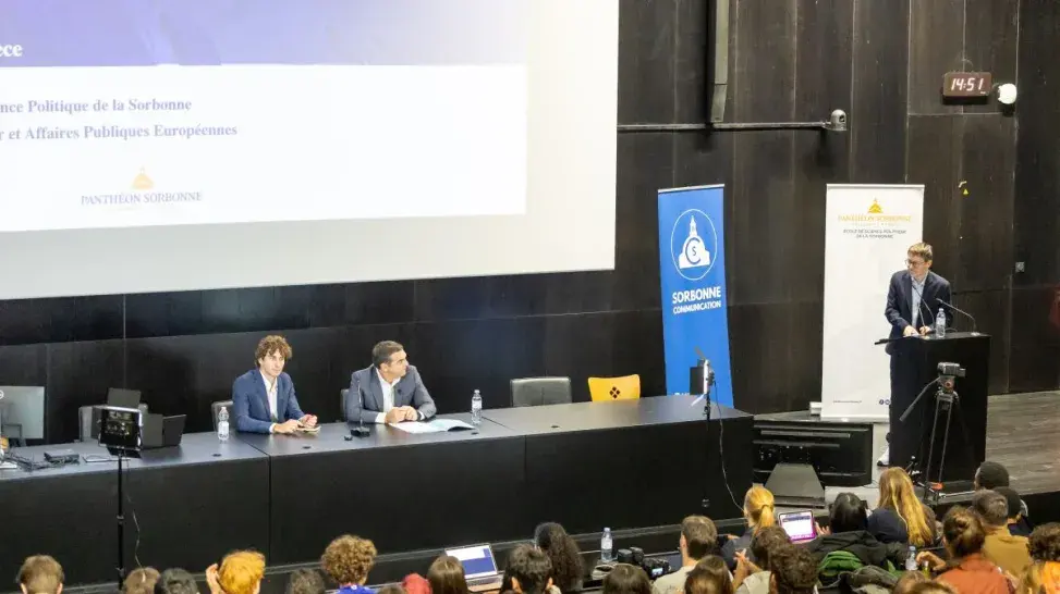 Amphithéâtre avec étudiants et Alexis Tsipras